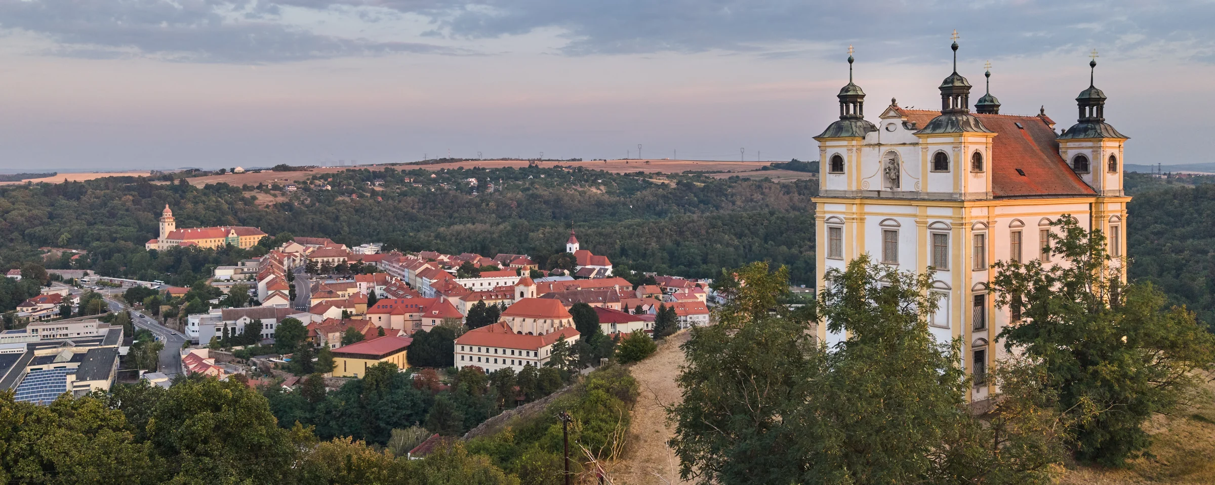 Pohled na Moravský Krumlov s kaplí svatého Floriána